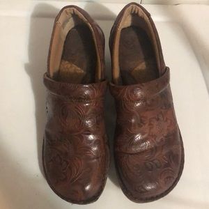 b.o.c. Tooled clogs